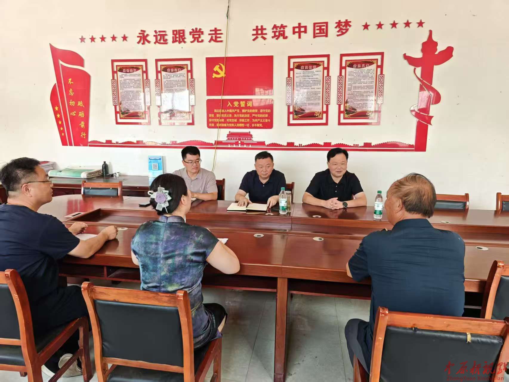叶县洪庄杨镇：温卫杰、李炳前节前慰问老兵并调研工作