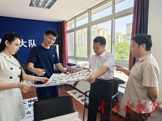 洛龙区书协慰问洛龙消防救援大队 共迎“八一”
