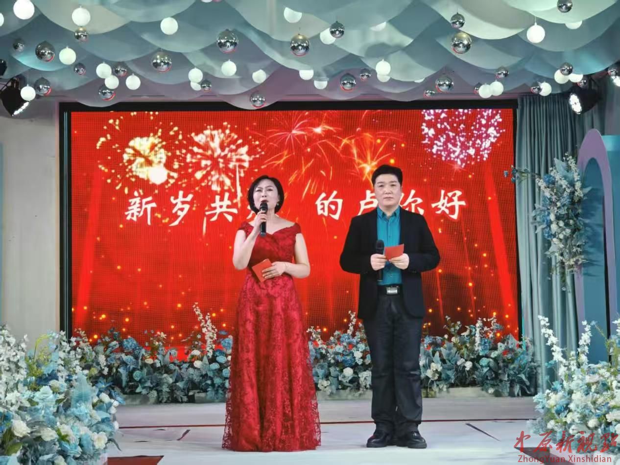 平顶山的卢合唱团举行迎新年庆典活动