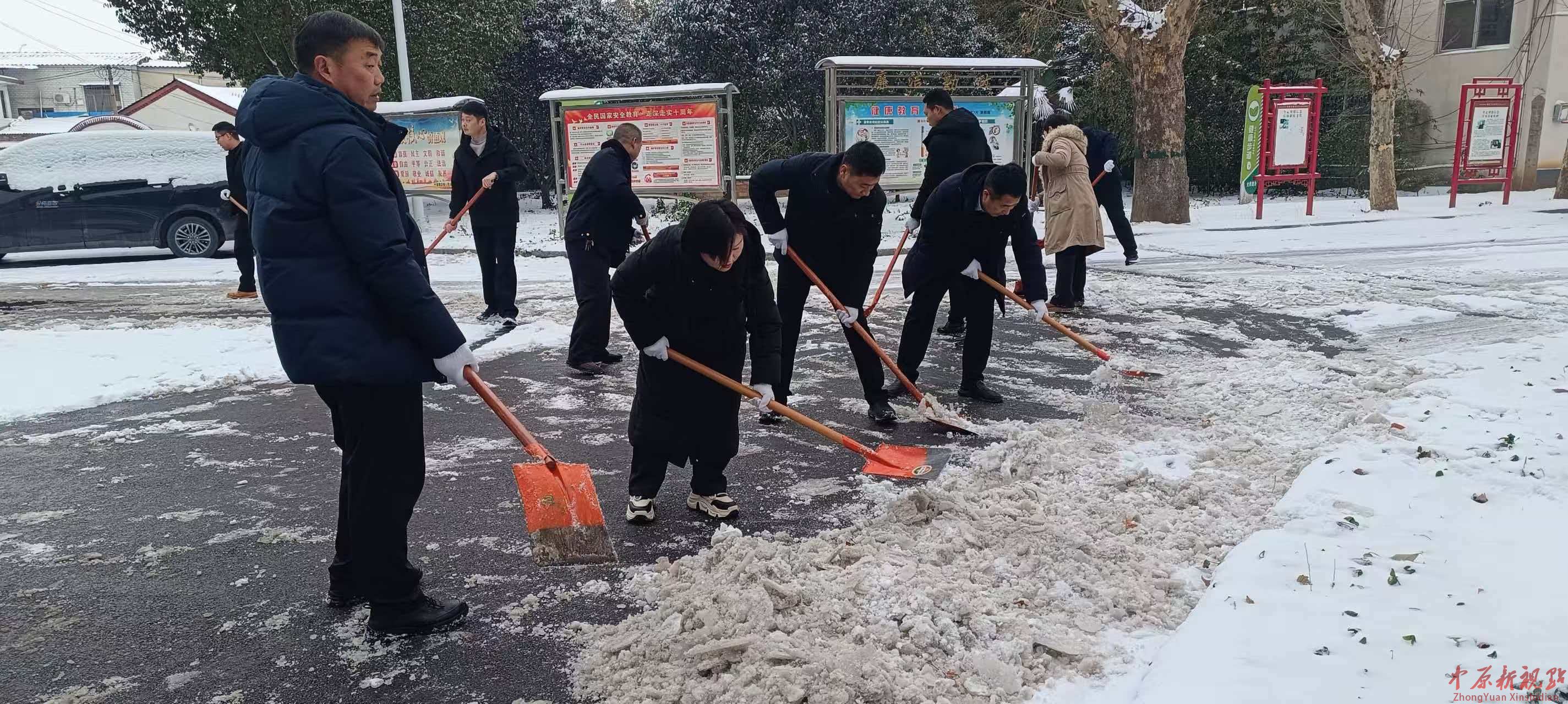 叶县龚店镇：干群同心打响除雪攻坚战