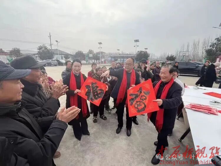 百花迎新乐中原| 叶县书法家协会迎新春义写春联活动走进常村镇西柳树王村