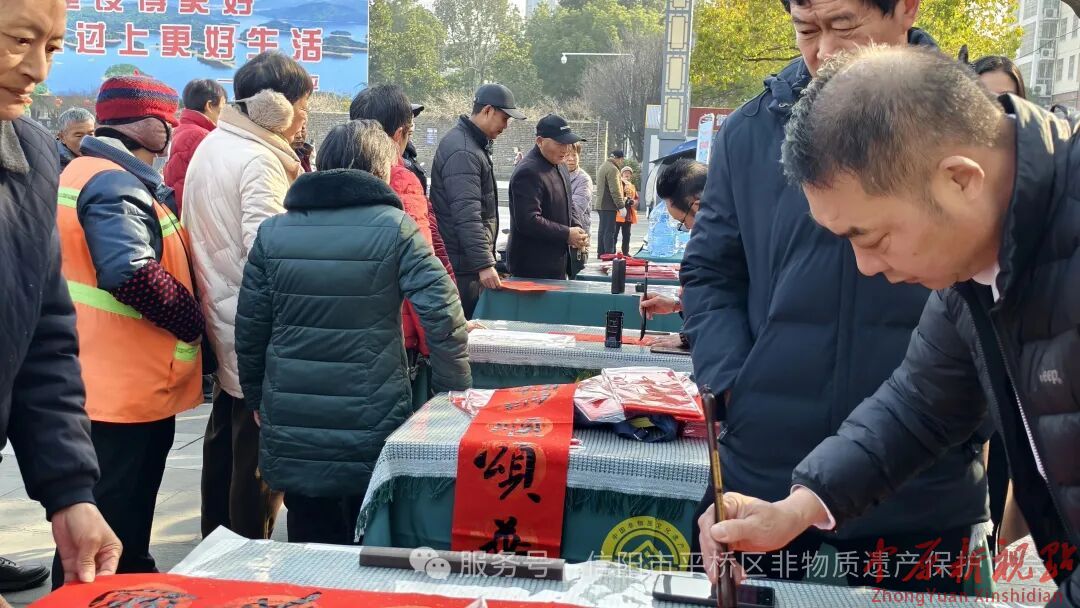 翰墨传非遗 春联送祝福！信阳平桥本土品牌联动送福，年味暖到心坎里
