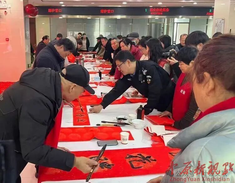 百花迎新乐中原丨叶县书法家协会迎新春义写春联活动走进叶县人力资源和社会保障局
