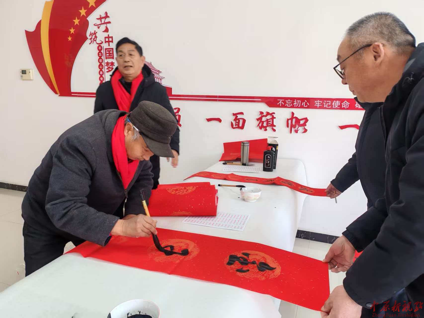 翰墨飘香迎新春 义写春联送祝福
