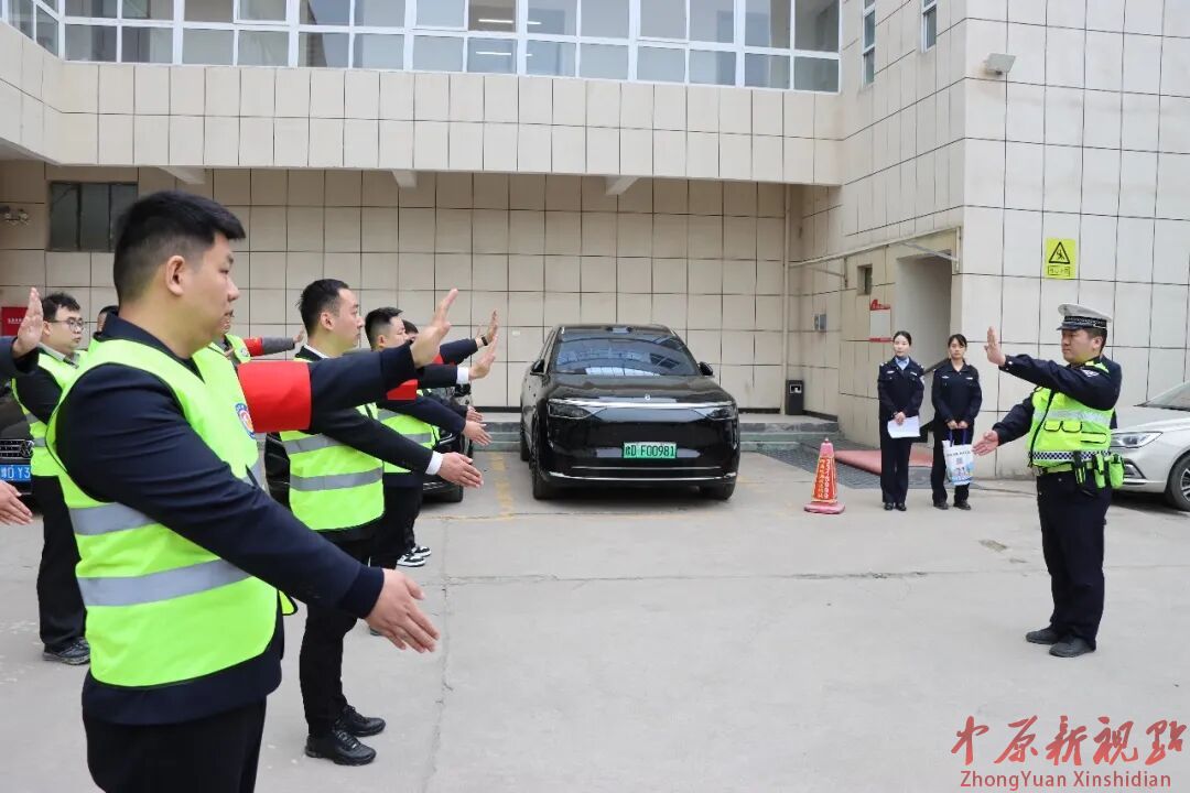 叶县公安局交管大队组建交管义警队、文明交通劝导队并开展岗前培训